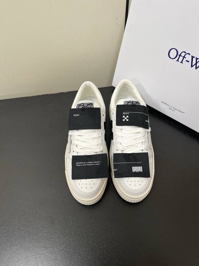 OFF-white2025年早春新款， OFF-white是这几年流行的时尚潮流，原数据打造的一双见一眼就想拥有的美鞋鞋面:头层牛皮内里:牛皮大底:橡胶底码数: