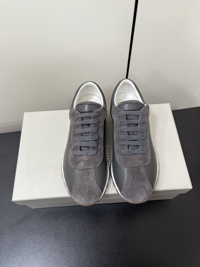 Brunello Cucinelli 25ss新款BC德训鞋极简主义风格，纯手工串联珠链配饰！复古又高级！简约又大气属于非常耐看的款式！高级百搭之王完全没有抵抗
