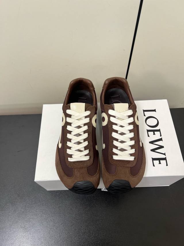 带扣290男款10 Ballet Runner 2.0不对称鞋头造型，作为LOEWE罗意威的标志性设计* 超柔软、轻便且灵活的鞋底* 新的波浪纹理橡胶外底，延伸