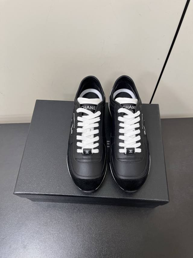 chanel 小白鞋｜谁懂月光白的杀伤力25春夏最新款菱格纹复古德训鞋香奶奶最新款25P德训鞋，终于不是老菜翻炒了，新的风格搭配出这款德训鞋，鞋型有点中古复古风