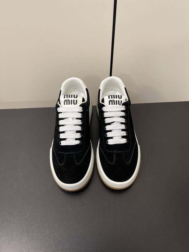 MIUMIU24早春新款休闲小白鞋简约的格板设计，极具辨识度的鞋舌，上脚超级阳光青春少女味一足，能把休闲鞋打造的如此甜美，只有Miu才能做到了 上脚气场一足，随