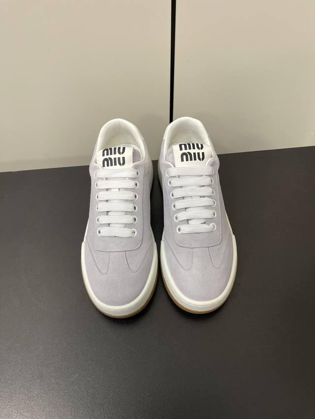 MIUMIU24早春新款休闲小白鞋简约的格板设计，极具辨识度的鞋舌，上脚超级阳光青春少女味一足，能把休闲鞋打造的如此甜美，只有Miu才能做到了 上脚气场一足，随