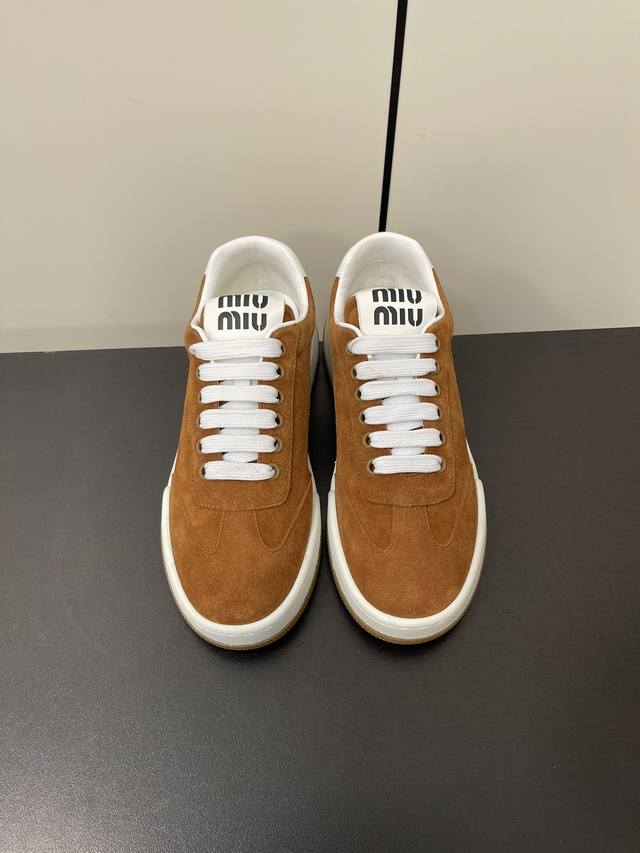 MIUMIU24早春新款休闲小白鞋简约的格板设计，极具辨识度的鞋舌，上脚超级阳光青春少女味一足，能把休闲鞋打造的如此甜美，只有Miu才能做到了 上脚气场一足，随