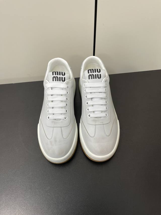 MIUMIU24早春新款休闲小白鞋简约的格板设计，极具辨识度的鞋舌，上脚超级阳光青春少女味一足，能把休闲鞋打造的如此甜美，只有Miu才能做到了 上脚气场一足，随