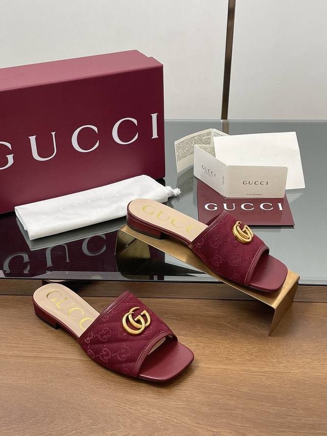 2025夏季新款新色凉拖鞋现货上新啦。 Gucci 高品质拖鞋 双G五金 5D立体双GG刺绣露趾凉鞋 拖鞋 跟高：1.0和2.5CM中跟，原版一比一！面料 ：进
