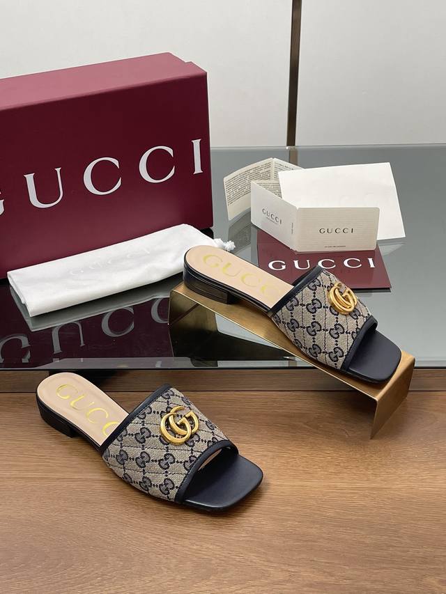 2025夏季新款新色凉拖鞋现货上新啦。 Gucci 高品质拖鞋 双G五金 5D立体双GG刺绣露趾凉鞋 拖鞋 跟高：1.0和2.5CM中跟，原版一比一！面料 ：进
