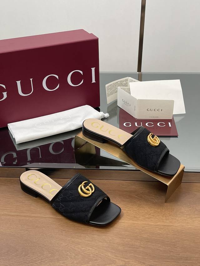 2025夏季新款新色凉拖鞋现货上新啦。 Gucci 高品质拖鞋 双G五金 5D立体双GG刺绣露趾凉鞋 拖鞋 跟高：1.0和2.5CM中跟，原版一比一！面料 ：进
