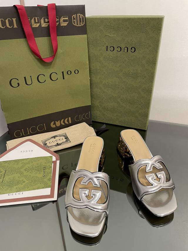 2025升级焕新包装夏季新款现货上新啦。 Gucci 高品质拖鞋 双G镂空 油边工艺精品拖鞋 专柜原版开模精心制作，匠心铸造经典跟高：5.5Cm凹凸波纹金色电镀