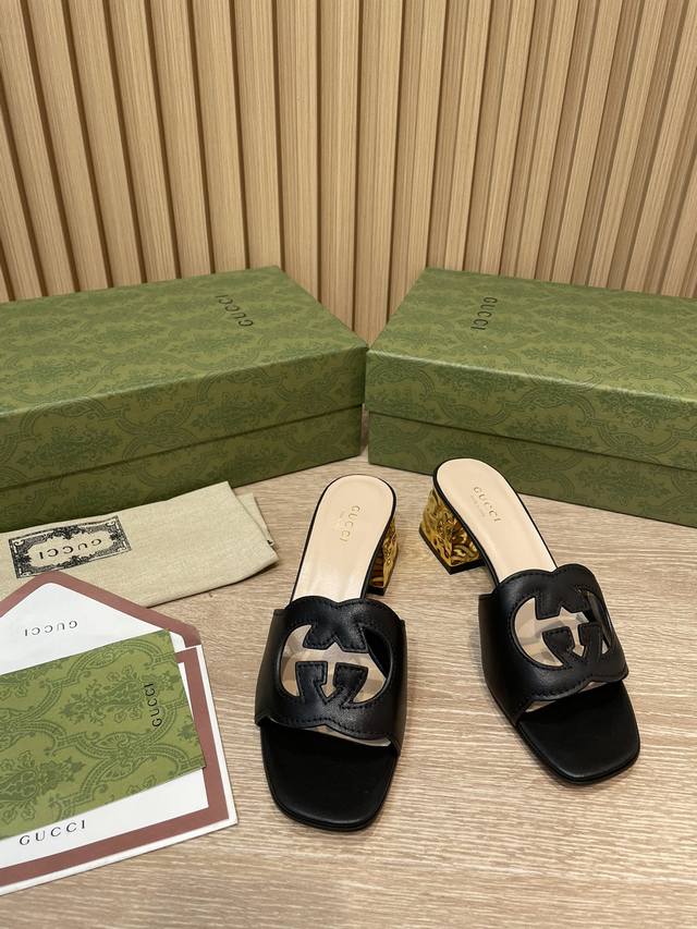 2025升级焕新包装夏季新款现货上新啦。 Gucci 高品质拖鞋 双G镂空 油边工艺精品拖鞋 专柜原版开模精心制作，匠心铸造经典跟高：5.5Cm凹凸波纹金色电镀
