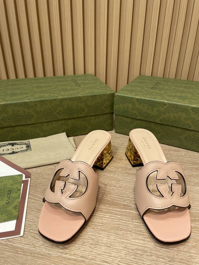 2025升级焕新包装夏季新款现货上新啦。 Gucci 高品质拖鞋 双G镂空 油边工艺精品拖鞋 专柜原版开模精心制作，匠心铸造经典跟高：5.5Cm凹凸波纹金色电镀
