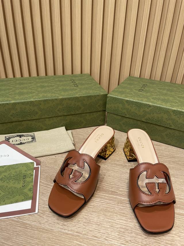 2025升级焕新包装新夏季新款现货上新啦。 Gucci 高品质拖鞋 双G镂空 油边工艺精品拖鞋 专柜原版开模精心制作，匠心铸造经典跟高：5.5Cm凹凸波纹金色电