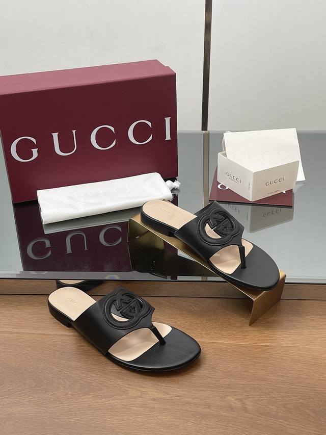2025升级焕新包装夏季新款现货上新啦。 Gucci 高品质人字夹趾拖鞋 双G镂空 镶边互扣式GG精品拖鞋 专柜原版开模精心制作，匠心铸造经典跟高：1.0 cm