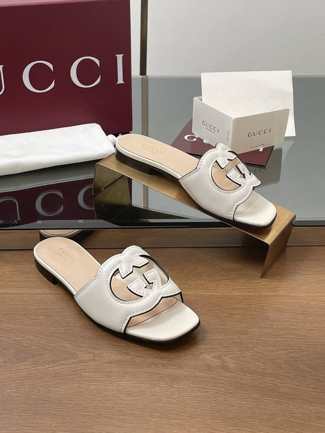 2025升级焕新包装夏季新款现货上新啦。 Gucci 高品质拖鞋 双G雕花35D立体双GG镂空 露趾凉鞋 拖鞋 跟高：1.0平跟，原版一比一！面料 ：进口5D双