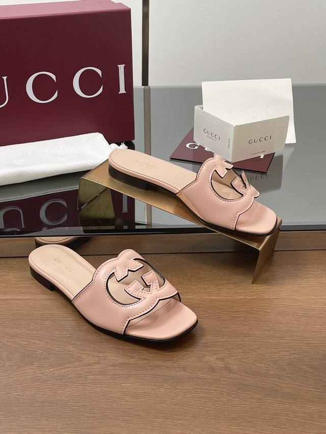 2025升级焕新包装夏季新款现货上新啦。 Gucci 高品质拖鞋 双G雕花35D立体双GG镂空 露趾凉鞋 拖鞋 跟高：1.0平跟，原版一比一！面料 ：进口5D双