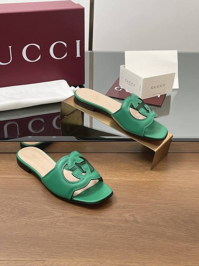 2025升级焕新包装夏季新款现货上新啦。 Gucci 高品质拖鞋 双G雕花35D立体双GG镂空 露趾凉鞋 拖鞋 跟高：1.0平跟，原版一比一！面料 ：进口5D双