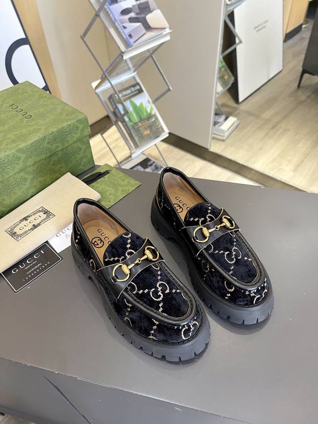 GUCCI古驰 原版购入开发 厚底乐福鞋上脚超级舒服的一双单鞋暴走不累，只想告诉你专柜有钱都买不到，断货 材质:顶级进口牛皮开边珠 和韩国真丝线， 五金1:1复