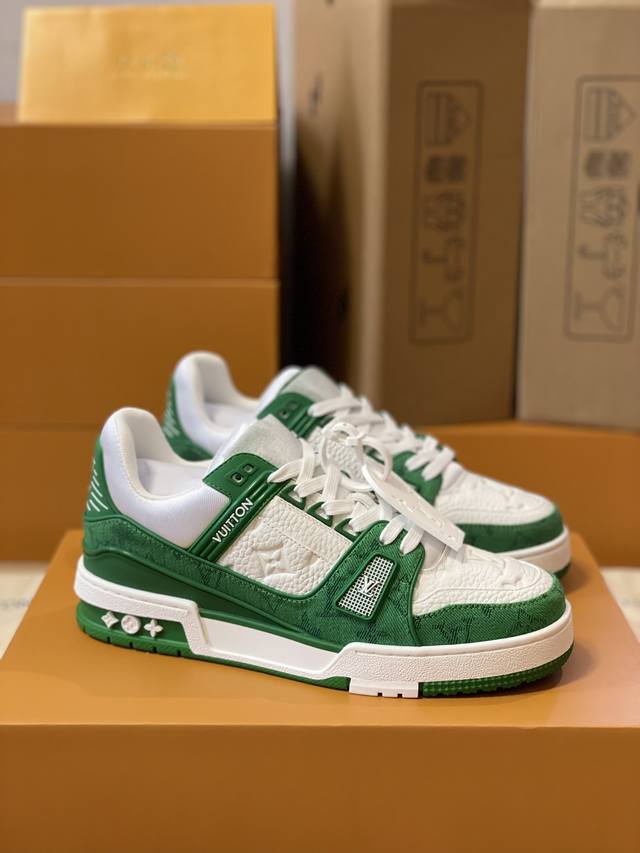 顶级版本 情侣款上线路易威登男装全新配色LV Trainer 运动鞋款号1A8FN8，新款发布会预定，荔枝纹皮拼绿色水洗牛仔布料，重新演绎经典 LV Train