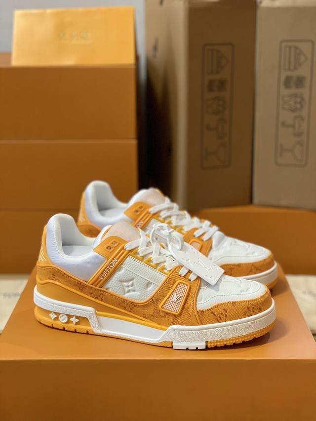 顶级版本 情侣款上线路易威登男装全新配色LV Trainer 运动鞋款号1A8FN8，新款发布会预定，荔枝纹皮拼橘色水洗牛仔布料，重新演绎经典 LV Train