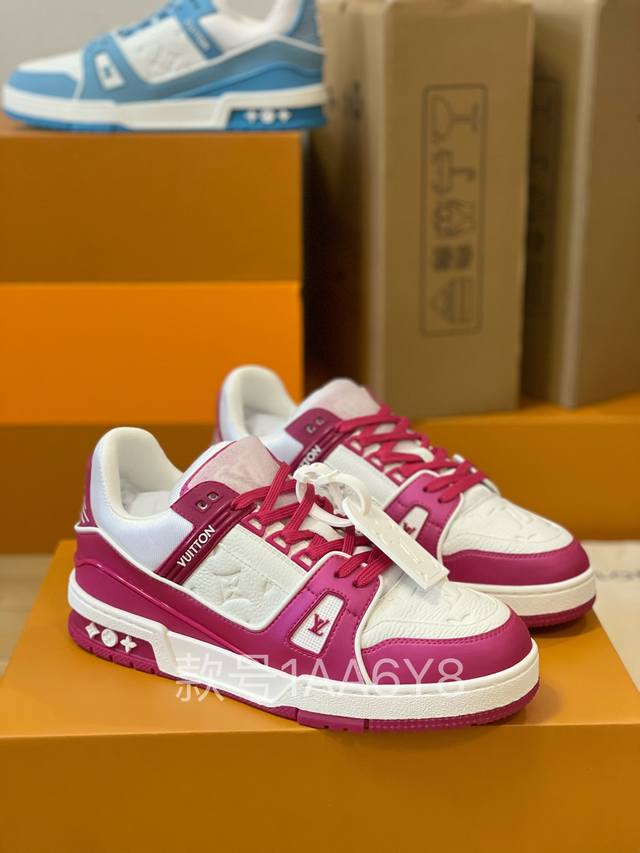 顶级版本 情侣款上线路易威登LVTRAINER 运动鞋Virgil Abloh 款号1AA6Y8从复古篮球鞋汲取灵感，打造备受青睐的LVTrainer运动鞋。此