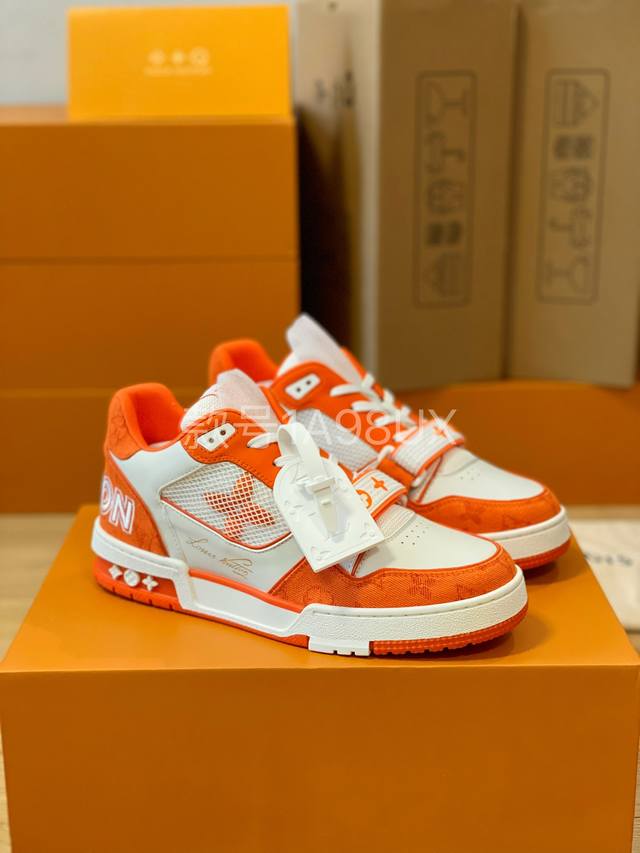 顶级版本 情侣款上线LVTRAINER 运动鞋款号1A98UXVirgilAbloh 向复古篮球鞋汲取灵感，为路易威登呈献LVTrainer运动鞋，成就鞋履系列