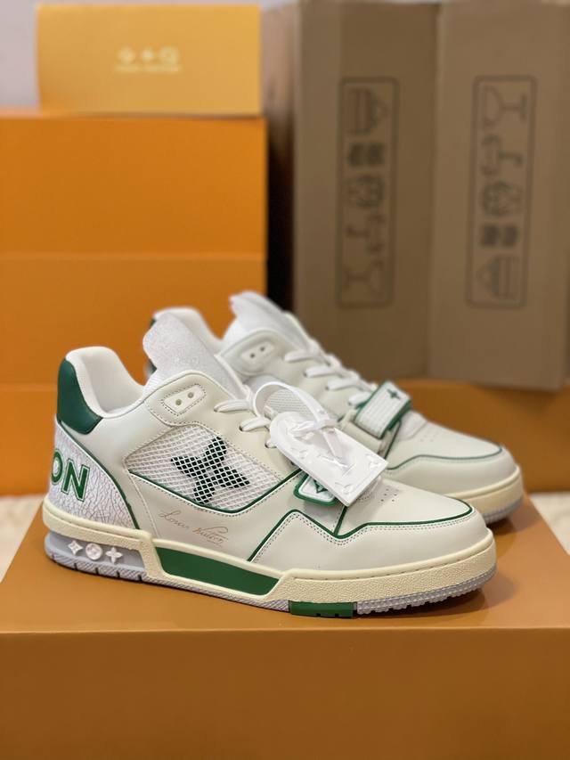 顶级版本 情侣款上线LV Trainer 运动鞋于路易威登 款号1A98UX,年-年秋冬秀场焕现全新魅力。小牛皮融入缤纷细节，魔术贴鞋带和侧面的 Monogra