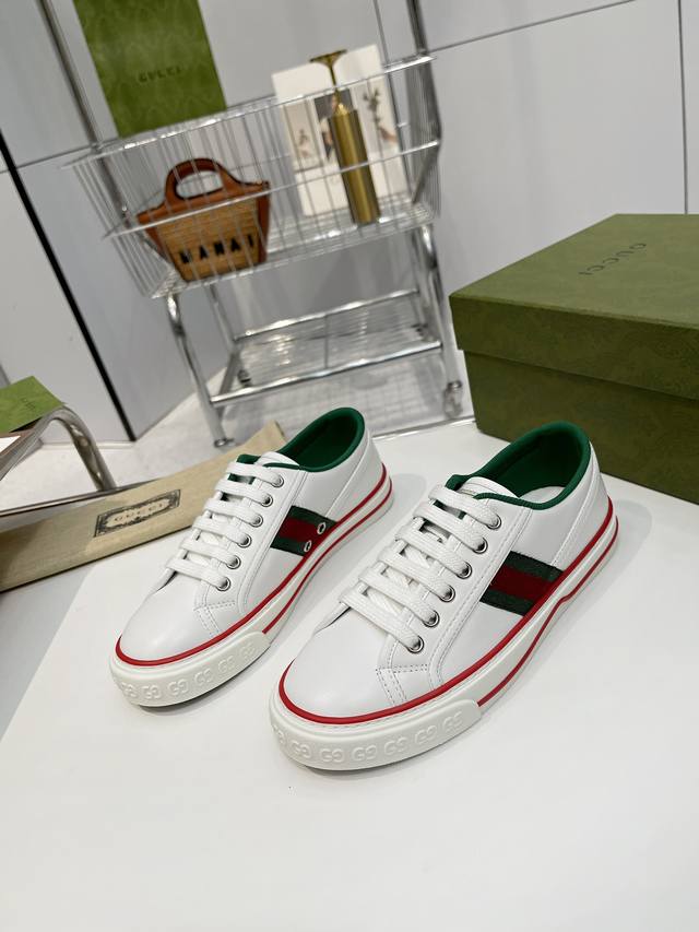 工厂价女 男10 Gucci Tennis 1977系列低帮运动鞋来啦迪士尼Disney 与Gucci Off The Grid合作系列早秋系列：原版鞋底、原版