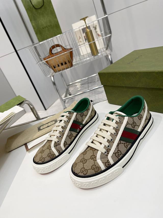 工厂价女 男10 Gucci Tennis 1977系列低帮运动鞋来啦迪士尼Disney 与Gucci Off The Grid合作系列早秋系列：原版鞋底、原版