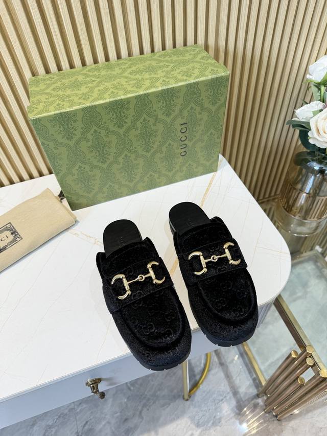 工厂价 古驰Gucci最新限量穆勒拖鞋 。顶级品质发售 购入正品开发 . 材质.工艺与原版一致. 脚感超舒服鞋面：原版特殊超软服装皮 真丝压花布内里：透染羊皮大