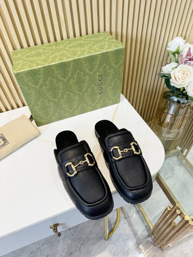 工厂价 古驰Gucci最新限量穆勒拖鞋 。顶级品质发售 购入正品开发 . 材质.工艺与原版一致. 脚感超舒服鞋面：原版特殊超软服装皮 真丝压花布内里：透染羊皮大