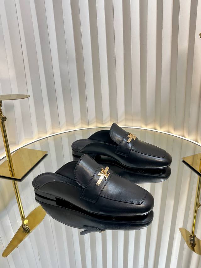 路易威登lv louis vuott on fw25 new arrival～秋冬最新款毛毛拖鞋～这双毛拖也是好好看！皮质的就是非常高级呀！！搭配秋冬的牛仔短裤