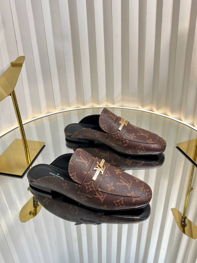 路易威登lv louis vuott on fw25 new arrival～秋冬最新款毛毛拖鞋～这双毛拖也是好好看！皮质的就是非常高级呀！！搭配秋冬的牛仔短裤
