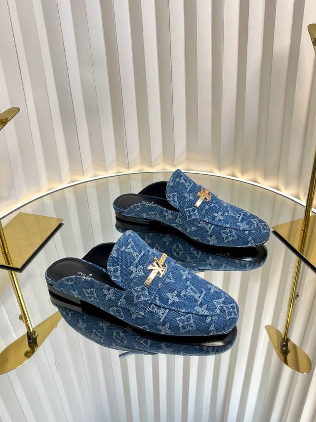 路易威登lv louis vuott on fw25 new arrival～秋冬最新款毛毛拖鞋～这双毛拖也是好好看！皮质的就是非常高级呀！！搭配秋冬的牛仔短裤