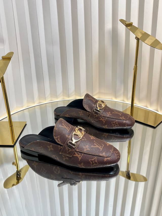 路易威登lv louis vuott on fw25 new arrival～秋冬最新款毛毛拖鞋～这双毛拖也是好好看！皮质的就是非常高级呀！！搭配秋冬的牛仔短裤
