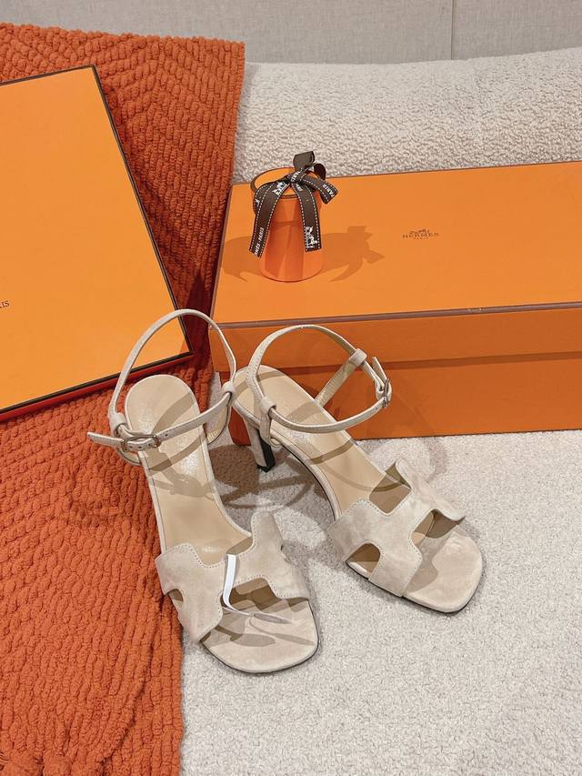 出厂价空面 钻面 Hermes 爱马仕Heden 80凉鞋系列 时尚又百搭 超级舒服 每个细节都做到极致 原版1:1独家私模五金钻扣 原版私模鞋跟 原版意大利真