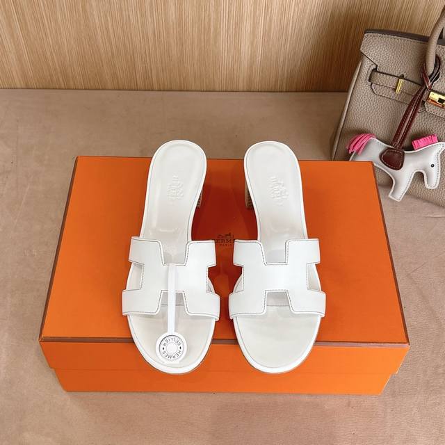 经典粗跟系列 』出厂价 Hermes 爱马仕H拖鞋Oasis 凉鞋系列 时尚又百搭 超级舒服 每个细节都做到极致 原版swift小牛皮 原版1:1独家私模鞋面