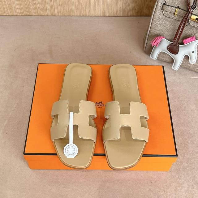 出厂价 Hermes 爱马仕H拖鞋Oran凉鞋系列 时尚又百搭 超级舒服 每个细节都做到极致 原版丝绒面料 原版1:1独家私模鞋面 原版真皮沿条大底 包装: 每