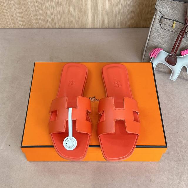 出厂价 Hermes 爱马仕H拖鞋Oran凉鞋系列 时尚又百搭 超级舒服 每个细节都做到极致 原版丝绒面料 原版1:1独家私模鞋面 原版真皮沿条大底 包装: 每