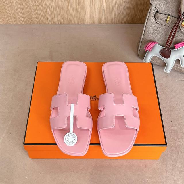 出厂价 Hermes 爱马仕H拖鞋Oran凉鞋系列 时尚又百搭 超级舒服 每个细节都做到极致 原版丝绒面料 原版1:1独家私模鞋面 原版真皮沿条大底 包装: 每