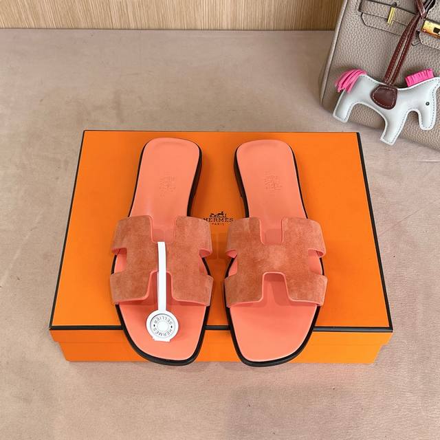 新配色 』出厂价 Hermes 爱马仕H拖鞋Oran凉鞋系列 时尚又百搭 超级舒服 每个细节都做到极致 原版丝绒面料 原版1:1独家私模鞋面 原版真皮沿条大底