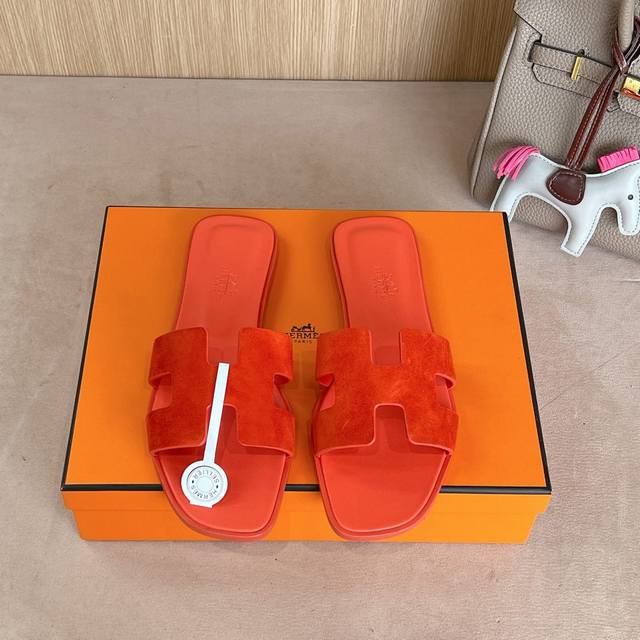 新配色 』出厂价 Hermes 爱马仕H拖鞋Oran凉鞋系列 时尚又百搭 超级舒服 每个细节都做到极致 原版丝绒面料 原版1:1独家私模鞋面 原版真皮沿条大底