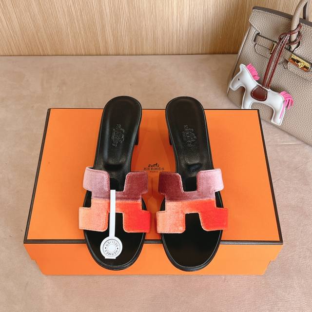 出厂价 Hermes 爱马仕H拖鞋Oasis 凉鞋系列 时尚又百搭 超级舒服 每个细节都做到极致 原版swift小牛皮 原版1:1独家私模鞋面 原版真皮大底 跟