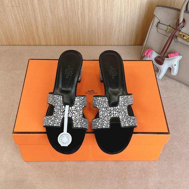中跟钻面出厂价 Hermes 爱马仕H拖鞋Oasis 凉鞋系列 时尚又百搭 超级舒服 每个细节都做到极致 原版swift小牛皮 原版1:1独家私模鞋面 原版真皮