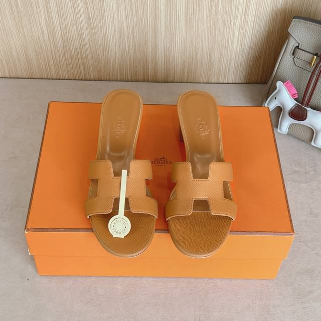 出厂价 Hermes 爱马仕H拖鞋Oasis 凉鞋系列 时尚又百搭 超级舒服 每个细节都做到极致 原版swift小牛皮 原版1:1独家私模鞋面 原版真皮大底 跟