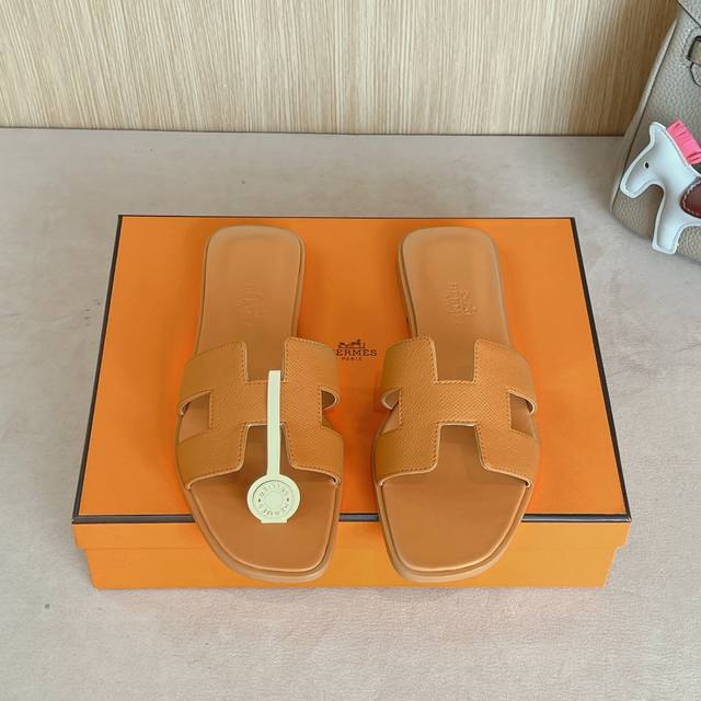 出厂价 Hermes 爱马仕H拖鞋Oran凉鞋系列 时尚又百搭 超级舒服 每个细节都做到极致 原版swift小牛皮 原版1:1独家私模鞋面 原版真皮沿条大底 鞋