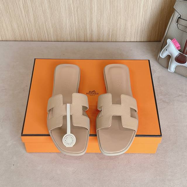 出厂价 Hermes 爱马仕H拖鞋Oran凉鞋系列 时尚又百搭 超级舒服 每个细节都做到极致 原版swift小牛皮 原版1:1独家私模鞋面 原版真皮沿条大底 鞋