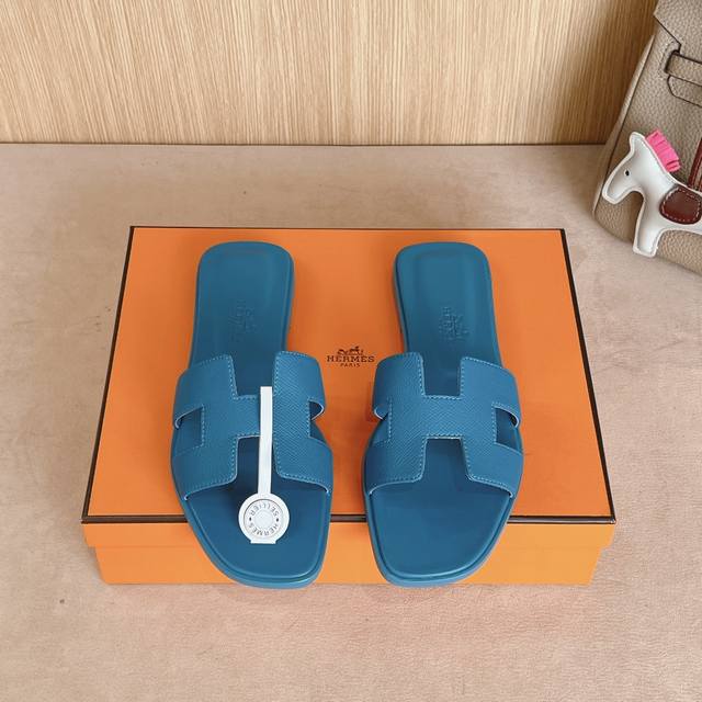 出厂价 Hermes 爱马仕H拖鞋Oran凉鞋系列 时尚又百搭 超级舒服 每个细节都做到极致 原版swift小牛皮 原版1:1独家私模鞋面 原版真皮沿条大底 鞋
