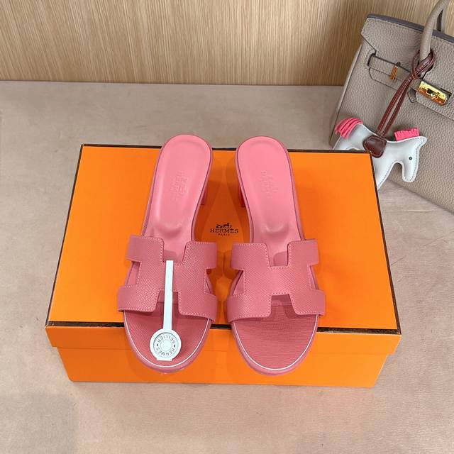 出厂价 Hermes 爱马仕H拖鞋Oasis 凉鞋系列 时尚又百搭 超级舒服 每个细节都做到极致 原版swift小牛皮 原版1:1独家私模鞋面 原版真皮大底 跟