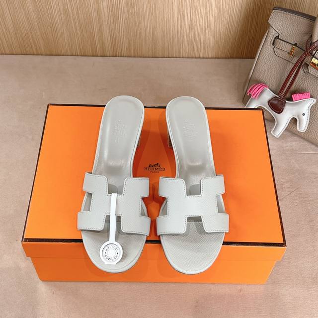 出厂价 Hermes 爱马仕H拖鞋Oasis 凉鞋系列 时尚又百搭 超级舒服 每个细节都做到极致 原版swift小牛皮 原版1:1独家私模鞋面 原版真皮大底 跟