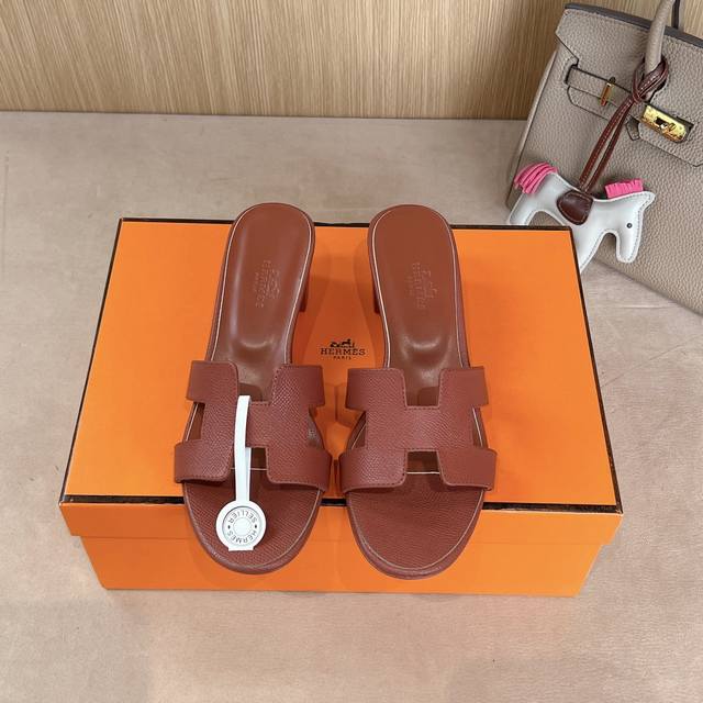 出厂价 Hermes 爱马仕H拖鞋Oasis 凉鞋系列 时尚又百搭 超级舒服 每个细节都做到极致 原版swift小牛皮 原版1:1独家私模鞋面 原版真皮大底 跟