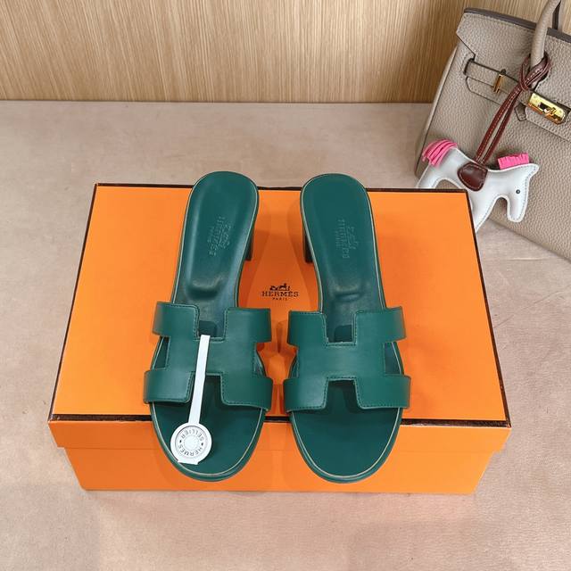 出厂价 Hermes 爱马仕H拖鞋Oasis 凉鞋系列 时尚又百搭 超级舒服 每个细节都做到极致 原版swift小牛皮 原版1:1独家私模鞋面 原版真皮大底 跟